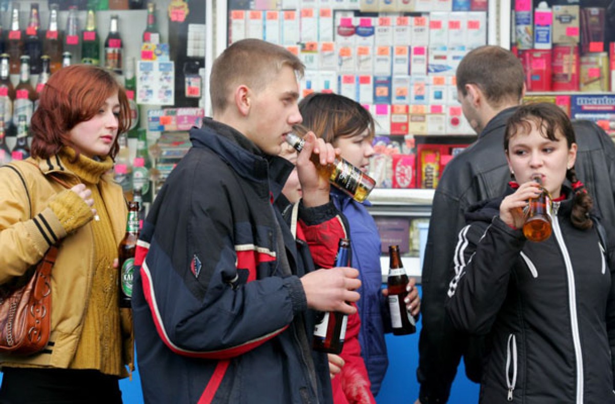 Подросток много пьет. Школьники с алкоголем. Пьющая молодежь. Алкоголизм молодежи. Молодежь с пивом.