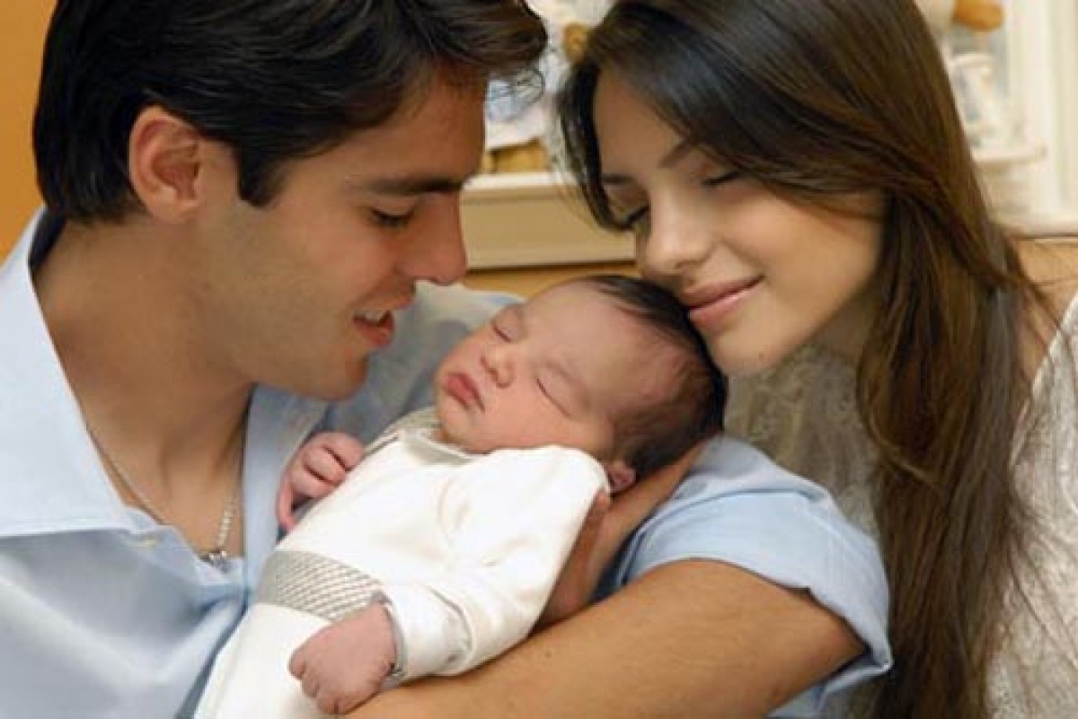 Женя родила муж. Семья с маленьким ребенком. Армянская женщина с ребенком. Муж жена и ребенок.