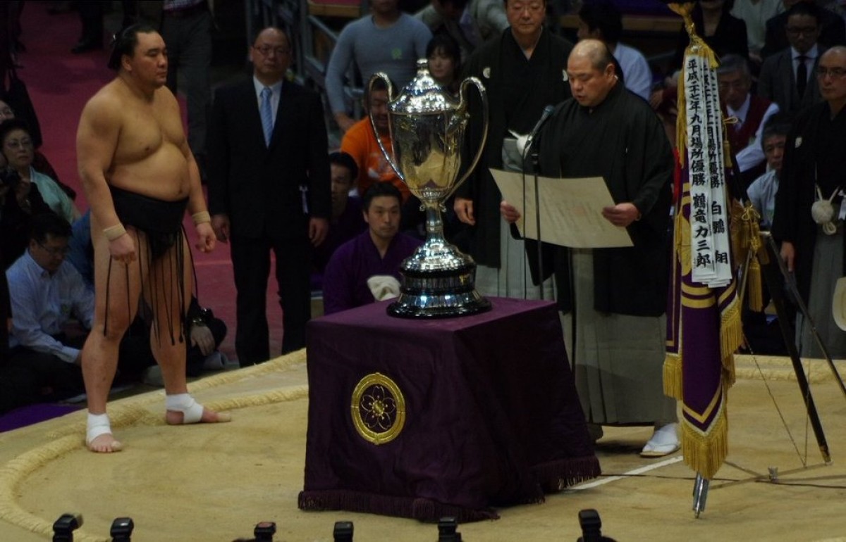 Сумо кубок императора март 2023 года. Сумо кубок императора. Сумо кубок императора. Всеяпонская ассоциация сумо. Самый большой кубок в спорте.